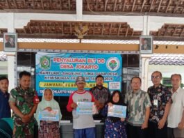 Kawal Penyaluran BLT Dana Desa, Babinsa Jokarto Pastikan Bantuan Tepat Sasaran bagi Warga Kurang Mampu