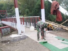 Proses Akhir Pengerjaan Jembatan Perintis Garuda, TNI dan Warga Laksanakan Pengecatan Lantai Jembatan