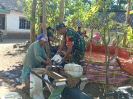 Babinsa Tunjung Dampingi BPBD Lumajang, Salurkan Air Bersih bagi Warga Dusun Sekarmulyo