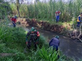 Sinergi Babinsa, UPT Pengairan, dan Warga Rawat Bantaran Sungai Darungan