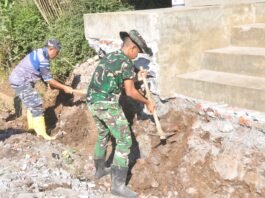 Personel Gabungan TMMD ke-129 dan Babinpotmar Posal Puger Percepat Pembangunan Drainase di Desa Ledok Tempuro