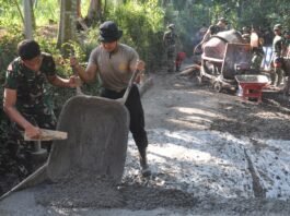 Personel TNI dan Polri Kompak Laksanakan Pengecoran Jalan dalam TMMD ke-129
