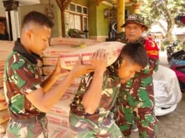 Satgas TMMD Ke-129 Kodim 0821/Lumajang Perkuat Semangat Gotong Royong, Kapten Czi Joko Susilo Turun Langsung Angkut Semen