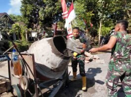 Prada Rio Pamungkas Operasikan Molen, Satgas TMMD Ke-129 Kodim 0821/Lumajang Percepat Pengecoran Rabat Beton
