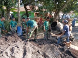 Pembuatan Adonan Rabat Beton TMMD ke-129 Terus Dikebut, Dukung Percepatan Pembangunan Jalan