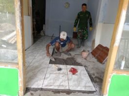 Pemasangan Keramik RTLH Bapak Suyitno Dimulai, Satgas TMMD Percepat Tahap Finishing