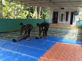 Satgas TMMD Bantu Takmir Siapkan Tempat Salat Jumat, Wujud Kepedulian di Tengah Rehabilitasi Masjid
