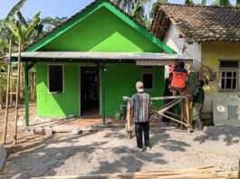 Sertu Yoga Pratama Rapikan Atap Teras dan Lakukan Pengacian, RTLH Ibu Ety Kian Mendekati Rampung