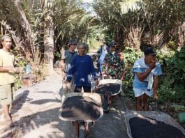 Gotong Royong Jadi Kekuatan, Babinsa Tamanayu Dampingi Pembangunan Plengsengan