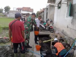 Babinsa Karangbendo Kawal Pembangunan Drainase Irigasi, Dukung Kelancaran Pengairan Lahan Pertanian