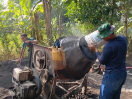 Pengoperasian Mesin Molen Dukung Kelancaran Pengecoran Jalan TMMD ke-129