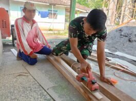 Tahap Finishing RTLH TMMD ke-129 Terus Berlanjut, Kusen Pintu Disiapkan untuk Rumah Ibu Tuha