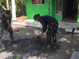 Personel Satgas TMMD Tunjukkan Keahlian Meracik Adukan Semen, Pembangunan RTLH Bapak Suyitno Terus Dipercepat