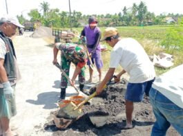 Perkuat Infrastruktur Pertanian, Babinsa Sukosari Dampingi Pembangunan Saluran Irigasi Tersier
