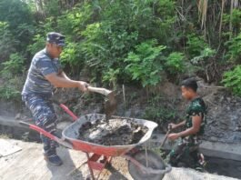 Satgas TMMD ke-129 Bersihkan Drainase Pascapengecoran, Optimalkan Fungsi Saluran Air