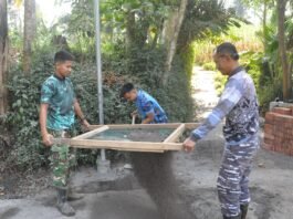 Pengayakan Pasir Dukung Pembangunan Tugu Prasasti TMMD ke-129