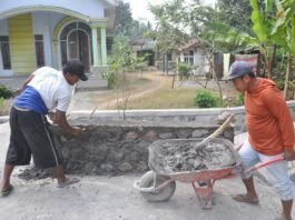 Warga Lembenah Antusias Bantu Satgas TMMD, Pembuatan Box Gorong-gorong Dikerjakan Bersama