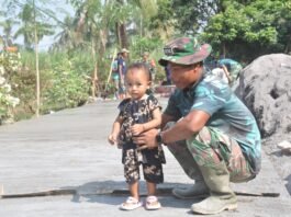 Satgas TMMD ke-129 Tunjukkan Sisi Humanis, Personel Sapa Anak-anak di Lokasi TMMD