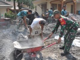 Tak Segan Turun Langsung, Danki SSK TMMD Angkut Koral untuk Percepat Pengecoran