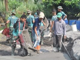 Jelang Penutupan TMMD ke-129, Serda Yunandi Percepat Pengecoran Rabat Beton