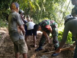 Semangat Kebersamaan, Babinsa Tumpeng Bersama Warga Perlebar Jalan untuk Kemudahan Aktivitas