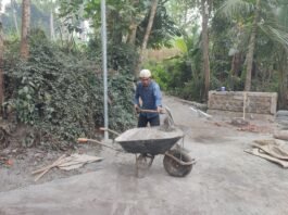 Manfaatkan Sisa Material, Pak Buasin Timbun Halaman RTLH Ibu Ety agar Lebih Rapi