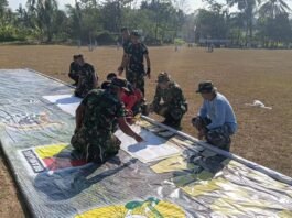 Jelang Penutupan TMMD ke-129, Peltu Hariadi Pasang Banner di Lapangan Ledok Tempuro