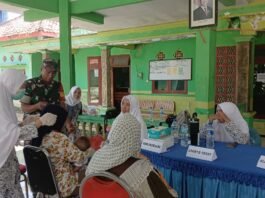 Wujud Kepedulian Kesehatan, Babinsa Rowokangkung Dampingi Imunisasi Balita