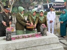 Jelang Upacara HUT Ke-81 RI, Forkopimcam Kedungjajang Tabur Bunga di Makam Raden Mas Singo Wiguno