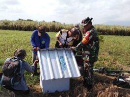 Tekan Hama Tikus, Babinsa Selokgondang Dampingi Pemasangan Perdana Rubuha