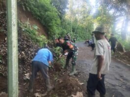 Semangat Gotong Royong, Babinsa Wonocepokoayu Bantu Warga Bersihkan Matrial Longsor Jalan Tikungan Kali Gede