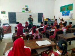 Dekat dengan Pelajar, Babinsa Purorejo Tanamkan Semangat Belajar dan Karakter Kebangsaan