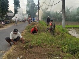 Jaga Kebersihan Lingkungan, Babinsa Selokgondang Ajak Warga Hidupkan Gotong Royong