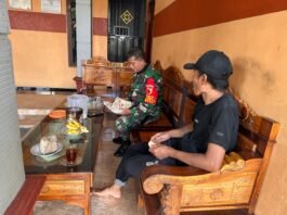 Dekat dengan Rakyat, Babinsa Selokbesuki Sambangi Warga di Dusun Krajan Wetan