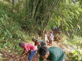 Gotong Royong Babinsa, Pemdes dan Warga Perlebar Jalan, Lancarkan Akses Pertanian