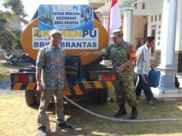 Babinsa Jatisari Dampingi Pemdes Dalam Penyaluran Air Bersih Bantuan BBWS Brantas