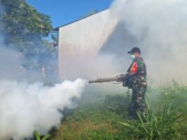 Lindungi Lingkungan Warga, Babinsa Jogotrunan Dampingi PSN dan Fogging