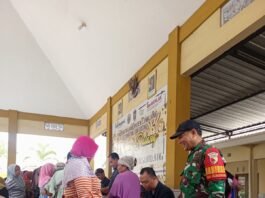 Bantuan Pangan Hadir, Babinsa Selok Gondang Pastikan Bantuan Sampai ke Warga