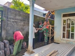 Komsos Sembari Gotong Royong, Babinsa Gucialit Bersama Warga Bantu Pembenahan Atap Rumah