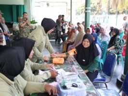 HUT TNI ke-81, Kodim 0821 Lumajang Salurkan 200 Paket Sembako dan Gelar Baksoskes untuk Masyarakat