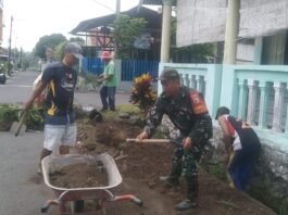 Kerja Bakti Jalan dan Drainase, Babinsa Tumpeng dan Warga Bergerak Ciptakan Lingkungan Lebih Nyaman