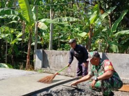 Tingkatkan Akses Jalan, Babinsa Pundungsari Dampingi Warga Bangun Jalan Rabat Beton