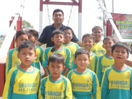 *CERIA ANAK SEKOLAH LEWATI JEMBATAN PERINTIS GARUDA MERAH PUTIH*