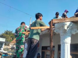 Semangat Gotong Royong Penuh Makna, Babinsa Kebonagung Turut Bantu Renovasi Atap Rumah Warga