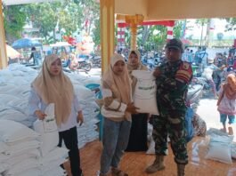 Pendampingan Penyaluran Bantuan Pangan, Babinsa Kalipepe Kawal Pendistribusian Dengan Tertib