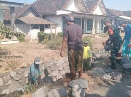 Kawal Program Desa, Babinsa Jatimulyo Dampingi Pembangunan Drainase Sepanjang 950 Meter