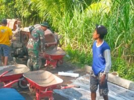 Kawal Program Desa, Babinsa Selok Anyar Bantu Pengerjaan Jalan Rabat Beton