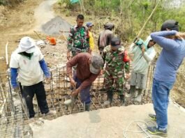 Perkuat Akses Antarwilayah, TNI dan Warga Lanjutkan Pembangunan Jembatan Garuda di Wonokerto