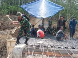 KEBERSAMAAN TNI DAN WARGA WARNAI PEMBANGUNAN JEMBATAN GARUDA TAHAP VII DI DESA WONOKERTO LUMAJANG