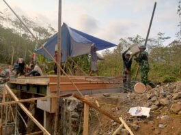 Gotong Royong TNI-Warga Jadi Kekuatan Utama Bangun Jembatan Garuda Tahap VII di Wonokerto Lumajang